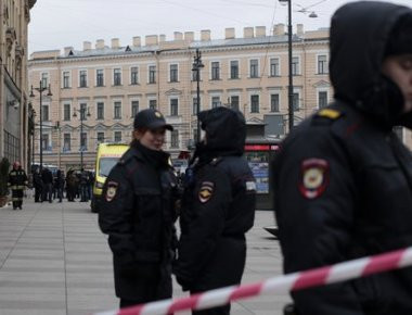 Υπό κράτηση ύποπτοι συνεργοί του καμικάζι της Αγίας Πετρούπολης - Σήμερα οι πρώτες κηδείες των θυμάτων (φωτό) (upd)